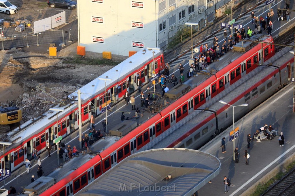 PSpringt kein Suizid Brueckenspringer Koeln Hohenzollernbruecke P008.jpg